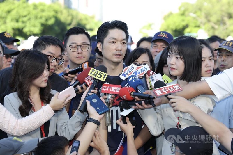 輝達台灣總部興建因用地取得問題卡關。台北市長蔣萬安(中)10日出席台北市114年國慶升旗暨慶祝活動時被媒體堵訪詢問此事,他表示,輝達已在評估其他選項,新壽若要繼續談,只有與市府解約,市府再設定地上權給輝達。中央社記者翁睿坤攝 114年10月10日