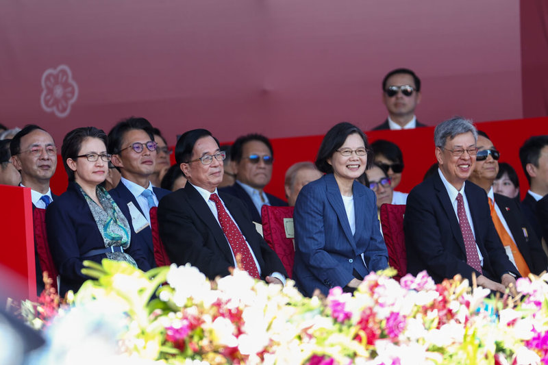 中華民國中樞暨各界慶祝114年國慶大會10日在總統府前廣場舉行,副總統蕭美琴(前左起)、前總統陳水扁、蔡英文與前副總統陳建仁、國民黨主席朱立倫(2排左起)、民眾黨主席黃國昌等政壇要角都出席觀禮。中央社記者王騰毅攝 114年10月10日