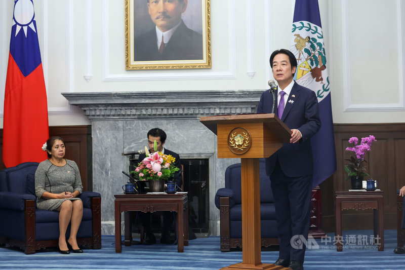 總統賴清德(右)10日下午在總統府,會見來台參加國慶大典的「貝里斯總督察芙拉暨夫婿乙行」。中央社記者吳家昇攝 114年10月10日