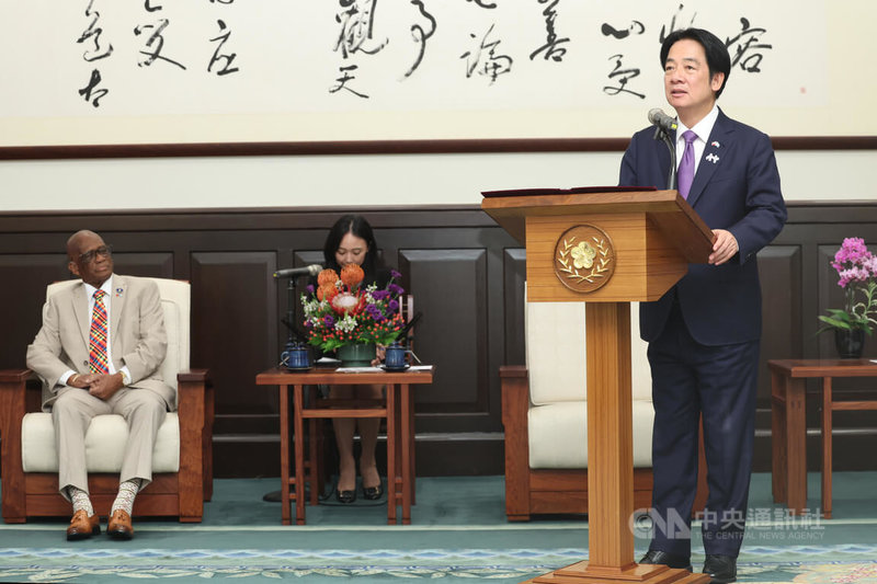 總統賴清德(右)10日下午在總統府會見聖露西亞總督查爾斯(Cyril Errol Melchiades Charles)(左)伉儷,歡迎他率團來台參加國慶活動。中央社記者吳家昇攝 114年10月10日