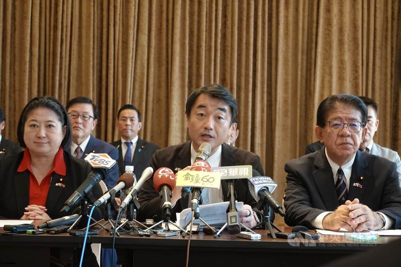 「日華議員懇談會」會長、眾議員古屋圭司組「中華民國國慶日本國會議員祝賀團」訪台,參加雙十國慶活動,10日下午舉行記者會,由日華懇幹事長代理金子恭之(前排右1起)、事務局長代行佐佐木紀以及幹事長代理小宮山泰子回答媒體提問。中央社記者楊堯茹攝 114年10月10日