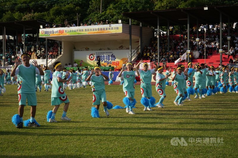 2025第9屆全國排灣族魯凱族運動會10日在屏東縣牡丹鄉牡丹國中田徑場舉辦開幕式,由牡丹鄉族人熱情舞蹈開場。中央社記者黃郁菁攝 114年10月10日
