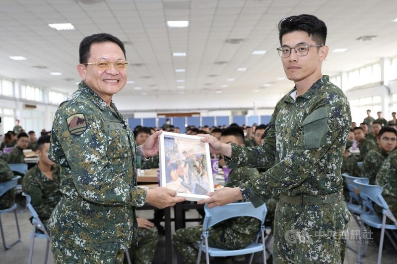 陸軍十軍團指揮官李榮華中將日前公開表揚贈帽給小女孩的士官長陳保宏。(取自青年日報臉書)中央社記者吳書緯傳真 114年10月10日
