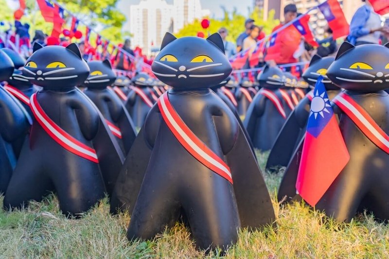 桃園今年以「國慶齊聚.桃園永續」為主題,10日首度將升旗典禮移師親子公園舉辦,原在航空城博物館的70隻「黑貓中隊」也現場組升旗小隊。(桃園市政府提供)中央社記者葉臻傳真 114年10月10日