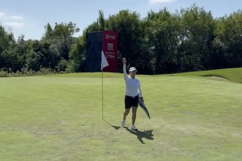 台灣高爾夫一姐徐薇淩(圖)10日在別克LPGA上海賽第2回合狀態佳,於球場後9洞的第2洞用7號鐵桿射下生涯第2度的一桿進洞。(徐薇淩提供)中央社記者黎建忠傳真 114年10月10日
