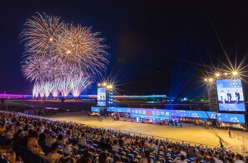 114年國慶焰火在南投,10日晚間盛大登場,施放焰火數量達4萬3000多發、時間長達40分鐘,還有從沒看過的七彩水墨焰火,璀璨絢麗令人目不轉睛。(南投縣政府提供)中央社記者蕭博陽南投縣傳真 114年10月10日