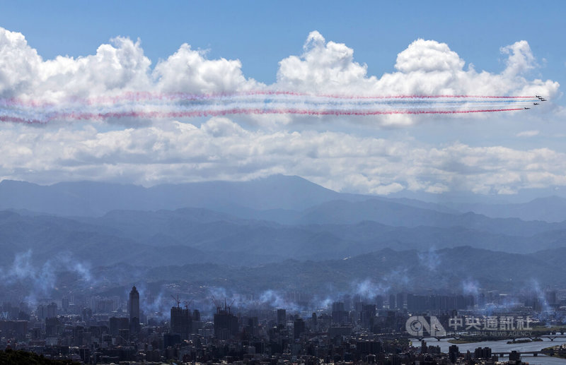 114年國慶大會10日上午登場,壓軸由空軍雷虎小組5架勇鷹高教機組成編隊,噴出象徵國旗的紅藍白3色彩煙飛越北市上空。中央社記者趙世勳攝 114年10月10日