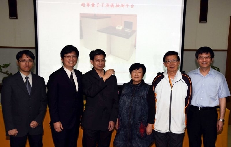 台灣師範大學團隊運用2025年諾貝爾物理學獎得主克拉克(John Clarke)開發的量子感測與電子技術,開發出抽血檢測失智症技術,將諾獎得主的研究成果落地實現。圖為台師大光電所、台大物理系、台大醫院團隊發表學術研發成果。(台師大提供)中央社記者陳至中台北傳真 114年10月10日