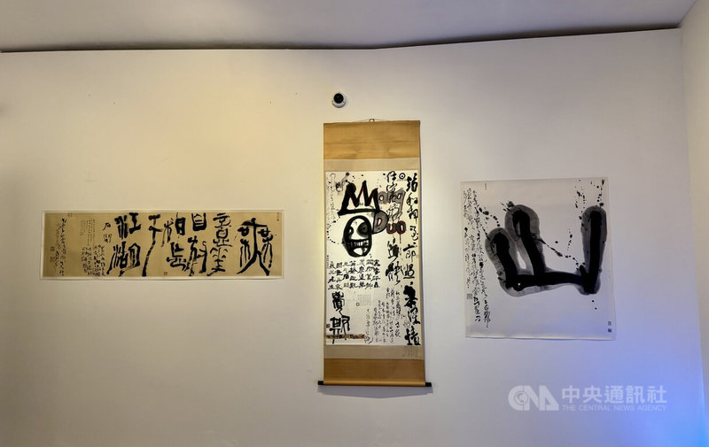 台灣當代水墨書法家蕭一凡個展「生成/混沌:書寫的零度」在捷克首都布拉格的卡夫卡故居KAFKOFF Gallery展出。展覽以蕭一凡的水墨創作為核心,探索「書法」在當代藝術中重新定位與轉化。中央社記者劉郁葶布拉格攝 114年10月10日