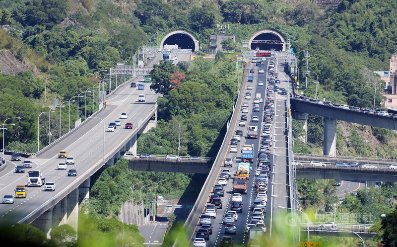 國慶連假登場，交通部高速公路局預估10日上午包括國1南向高架機場系統-楊梅端、國5南向南港系統-頭城等路段易壅塞，提醒用路人留意。圖為國道3號木柵交流道系統上午車流情形。中央社記者郭日曉攝　114年10月10日