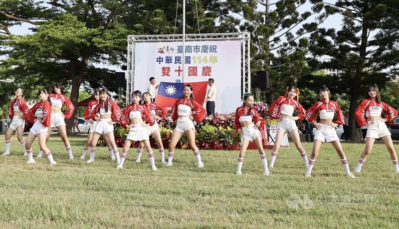 10月10日是雙十國慶,台南市政府在西拉雅廣場舉辦升旗典禮,由國立南科國際實驗高級中學國小部熱舞社開場演出,為典禮注入活力。中央社記者張榮祥台南攝 114年10月10日