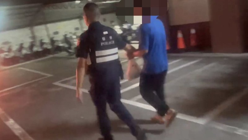 台南市通緝犯林姓男子9日晚上8時許在南區住家附近買晚餐,卻被休假外出也是買晚餐的警員認出,逮捕歸案。(台南市警局提供)中央社記者張榮祥台南傳真 114年10月10日