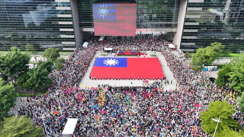 台中市政府10日舉行國慶升旗典禮,由76名民防義警及霹靂小組聯手展護長36公尺、寬24公尺的巨幅國旗進場。(台中市政府提供)中央社記者郝雪卿傳真 114年10月10日