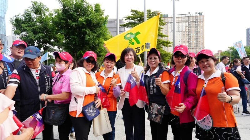 台中市政府10日舉行國慶升旗典禮,民進黨立委何欣純(右4)到場與民眾合影歡慶,祝福國家生日快樂。(何欣純服務處提供)中央社記者郝雪卿傳真 114年10月10日