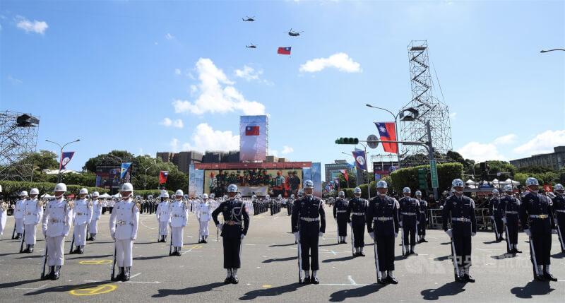 1架CH-47SD契努克運兵直升機吊掛巨幅國旗,由2架UH-60M黑鷹直升機伴飛,越過總統府前方廣場上空。中央社記者張新偉攝 114年10月10日