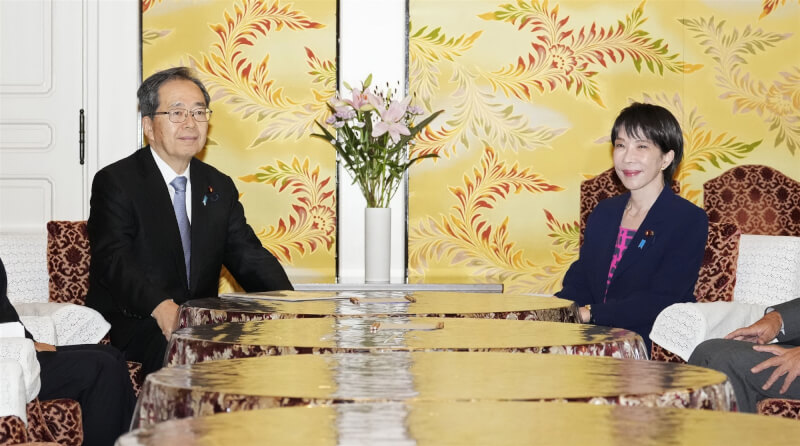 日本執政聯盟自民黨與公明黨10日召開黨魁會談協商聯合執政,自民黨總裁高市早苗(右)與公明黨代表齊藤鐵夫(左)會面。(共同社)
