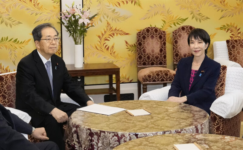 日本執政聯盟自民黨與公明黨10日召開黨魁會談協商聯合執政,自民黨總裁高市早苗(右)與公明黨代表齊藤鐵夫(左)會面。(共同社)