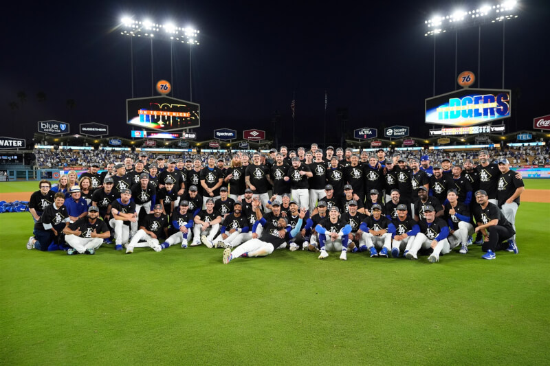 MLB洛杉磯道奇隊9日擊敗費城費城人隊,晉級國聯冠軍系列賽。(圖取自x.com/dodgers)