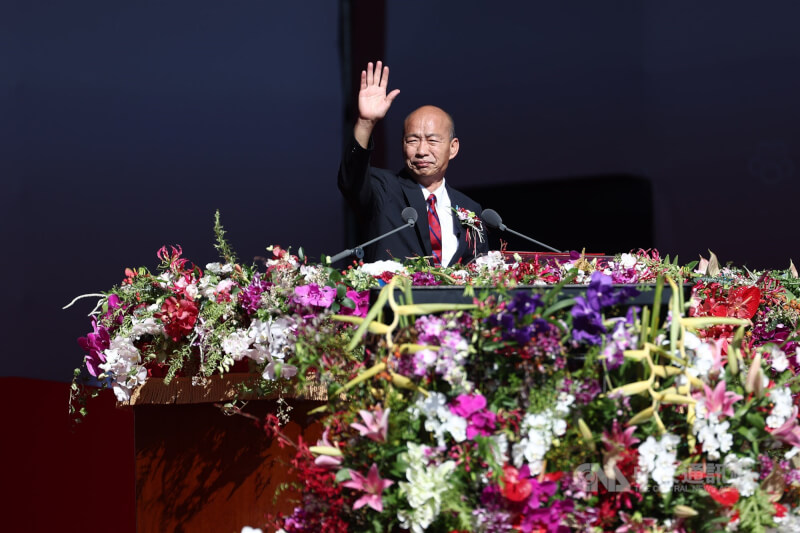 中華民國中樞暨各界慶祝114年國慶大會10日在總統府前廣場舉行,國慶籌備委員會主委、立法院長韓國瑜登台揮手致意。中央社記者王騰毅攝 114年10月10日