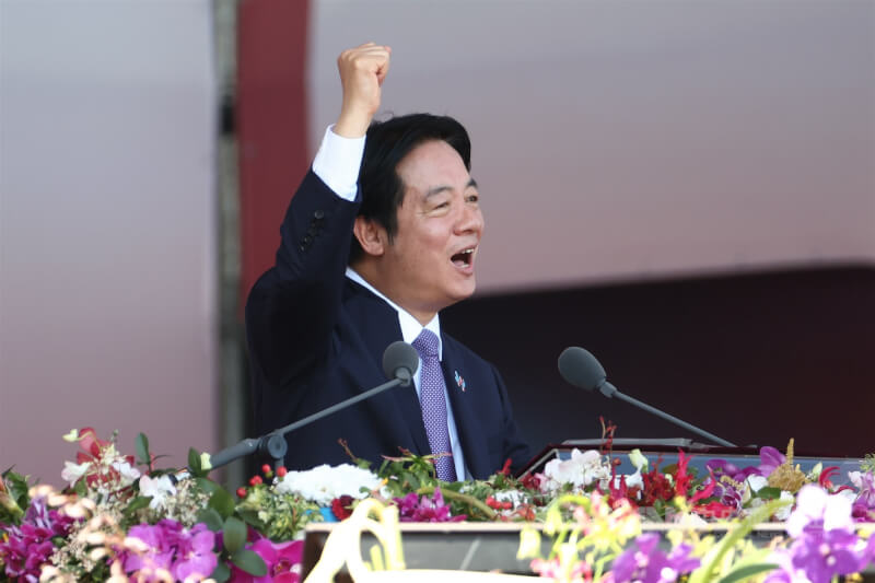 114年國慶大會10日上午在總統府前登場,總統賴清德發表國慶談話表示,歷經千辛萬苦所打造的「民主台灣」,正是台澎金馬2300萬人在這個世界最明確的定位。中央社記者王騰毅攝 114年10月10日