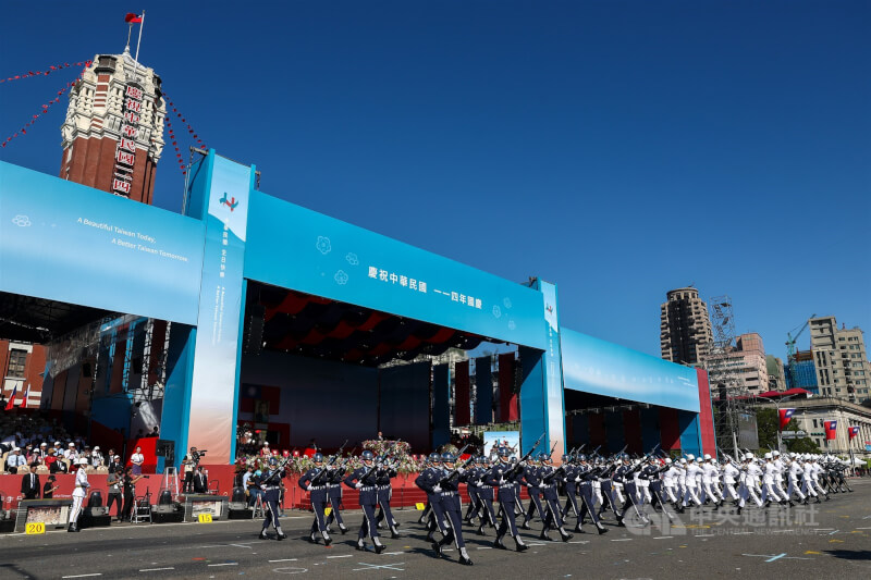 114年國慶大會10日上午在總統府前登場,國防部聯合樂隊暨三軍儀隊帶來暖場演出。中央社記者王騰毅攝 114年10月10日