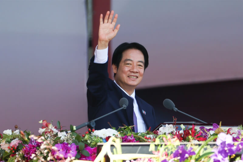 總統賴清德發表演說前,揮手向大眾致意。中央社記者王騰毅攝 114年10月10日
