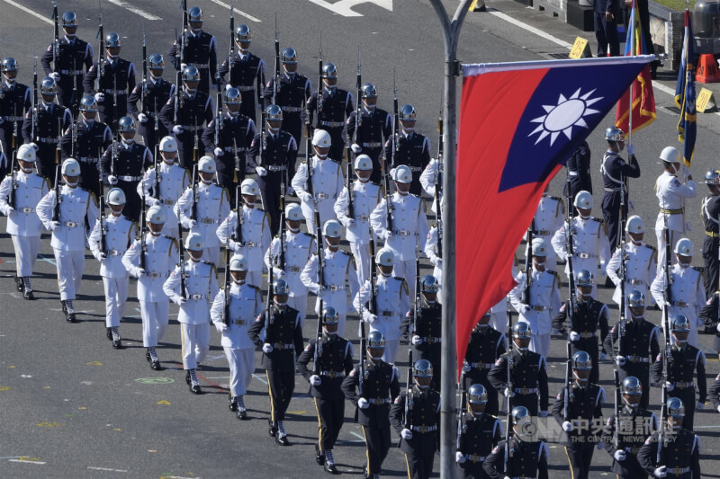 國防部聯合樂隊暨三軍儀隊暖場演出。中央社記者徐肇昌攝 114年10月10日