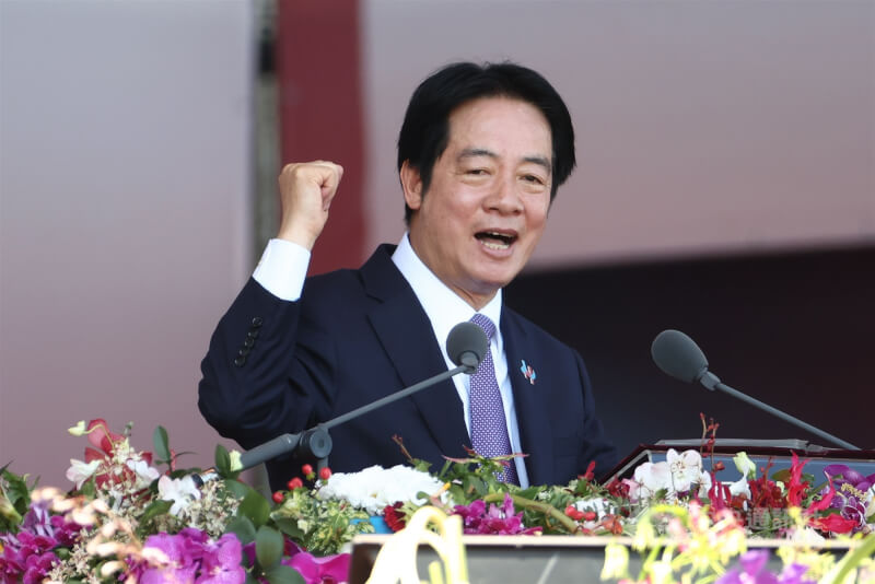 總統賴清德10日在國慶談話表示,台灣今年經濟成長率是亞洲四小龍之首,再怎樣亮眼的經濟表現,都不能忽略這塊土地上的每一個人,經濟發展的果實應該為全民所共享,把「好的數字變成好的日子」,不遺漏任何一個人。中央社記者王騰毅攝 114年10月10日