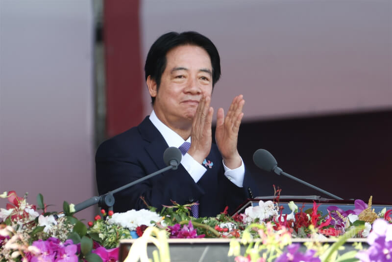 114年國慶大會10日在總統府前廣場舉行,總統賴清德發表國慶談話時,特別鼓掌為花蓮洪災後全台鏟子超人協助救災的行動表達肯定。中央社記者王騰毅攝 114年10月10日