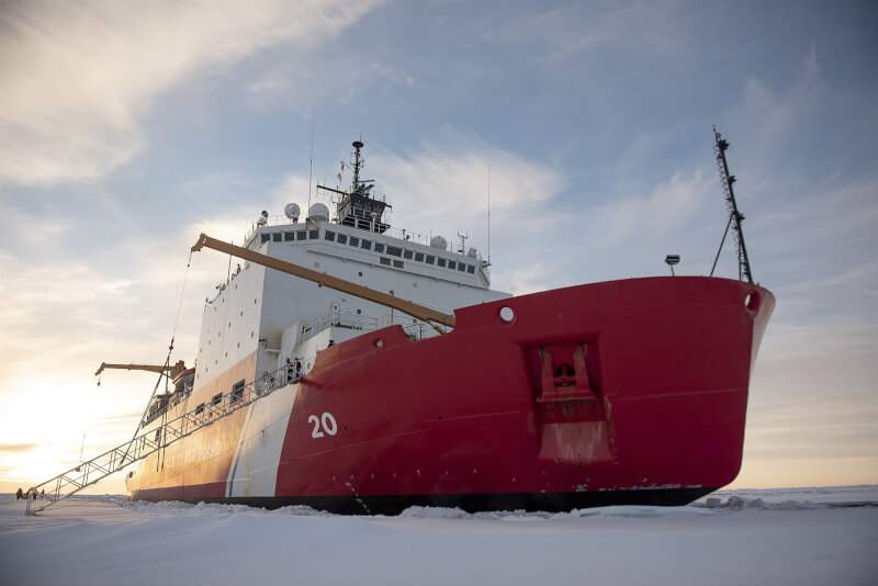 美國海岸防衛隊破冰船正執行任務。(圖取自x.com/USCG)