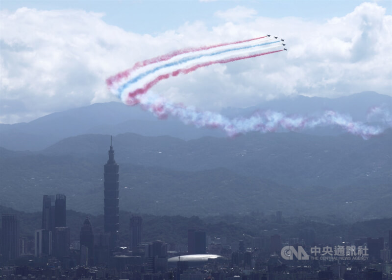 最後壓軸由空軍雷虎小組勇鷹高教機5機編隊施放彩煙飛越台北市區上空。中央社記者趙世勳攝 114年10月10日