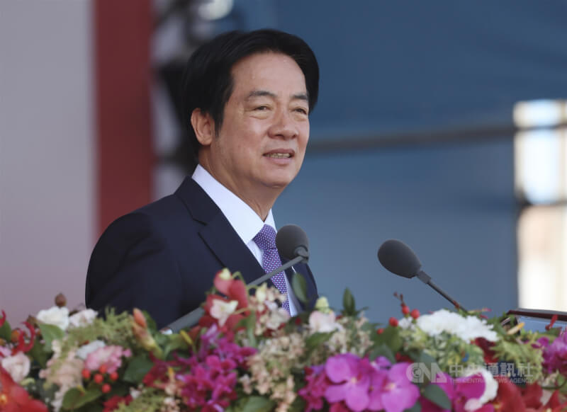 總統賴清德10日在總統府發表國慶演說,以「前進的力量 六大關鍵力」作為貫串演說的核心元素,強調注入更多新興科技與AI元素,勾勒出不畏挑戰、勇往直前的台灣精神,一如台灣力爭國際參與的處境、不畏打壓的態度,藉此強化台灣精神與韌性。中央社記者張新偉攝 114年10月10日