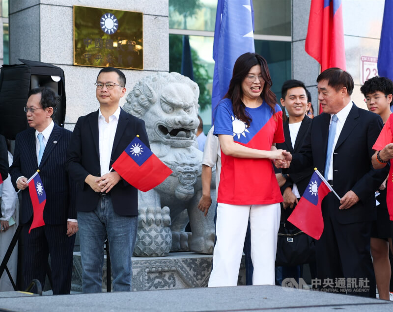 國民黨10日在中央黨部前廣場舉辦中華民國114年國慶升旗典禮,黨主席候選人郝龍斌(前右起)、鄭麗文、羅智強、蔡志弘等人出席。中央社記者謝佳璋攝 114年10月10日