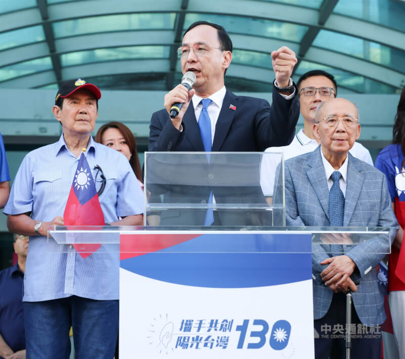 國民黨10日在中央黨部前廣場舉辦中華民國114年國慶升旗典禮,黨主席朱立倫(前中)致詞時表示,在國父孫中山的領導之下建立中華民國,114年來國民黨不但是創建中華民國的政黨,更是守護中華民國的政黨,有決心永遠為中華民國打拚,這是中國國民黨的任務、使命,也是決心。中央社記者謝佳璋攝 114年10月10日