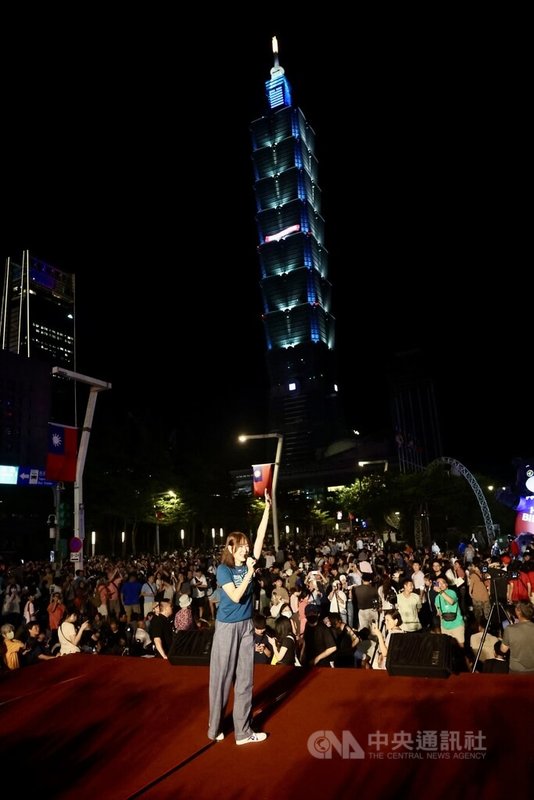 2025台北101國慶展演10日晚間在信義區熱鬧登場,台北101董事長賈永婕(中)出席表示,每一次國慶都是屬於全民的節日,今年希望以創新方式,將台灣的故事寫進夜空。中央社記者王飛華攝 114年10月10日