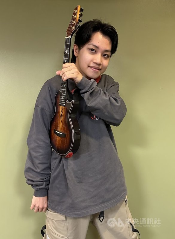 年輕烏克麗麗演奏家馮羿1日起在美國東岸展開巡演,於紐約台北文化中心會見媒體。中央社記者廖漢原紐約攝 114年10月10日