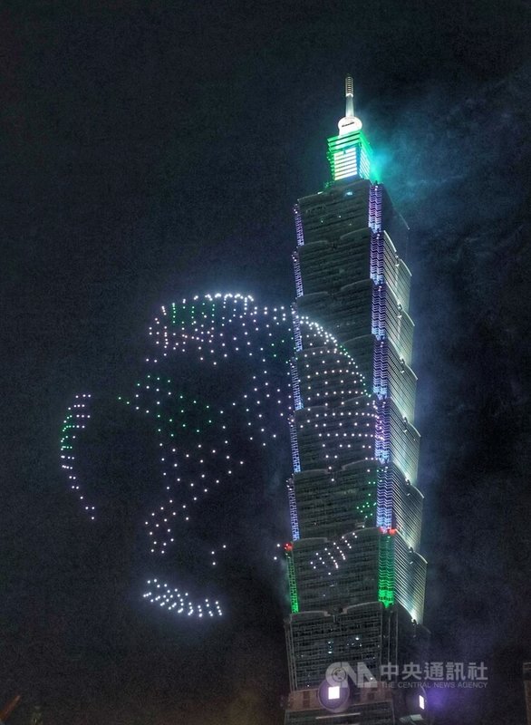2025台北101國慶展演以「Gen. TAIWAN.我們的時刻」為主題,10日晚間登場,除了璀璨煙火外,並由500台無人機編隊,結合大樓燈光及雷射光束共同演繹,以「地球」等具象3D視覺意象,展現從台灣出發、放眼全球的宏觀視野。中央社記者王飛華攝 114年10月10日