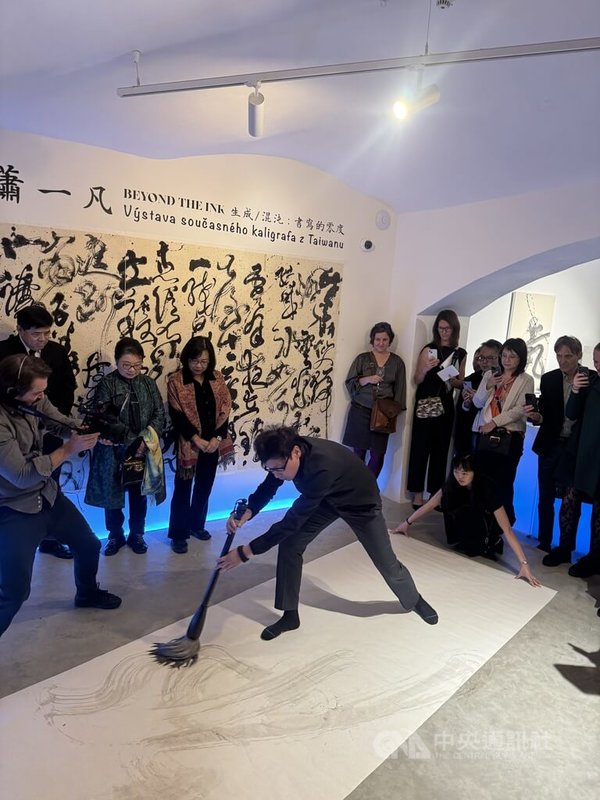 台灣當代水墨書法家蕭一凡個展「生成/混沌:書寫的零度」9日在布拉格盛大開展。蕭一凡在開幕現場即席揮毫,讓觀眾體驗到書法筆墨在瞬間成形的魔力。中央社記者劉郁葶布拉格攝 114年10月10日