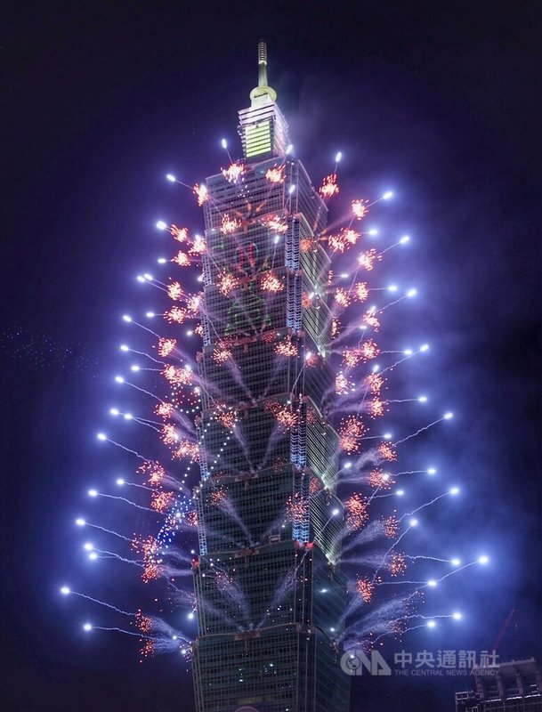 2025台北101國慶展演10日登場,結合煙火、無人機與大樓建築燈光與雷射光束,展現從台灣出發、放眼全球的宏觀視野,並結合台灣國球「棒球」等特色元素,帶出台灣獨有的文化底蘊與熱情活力。中央社記者王飛華攝 114年10月10日