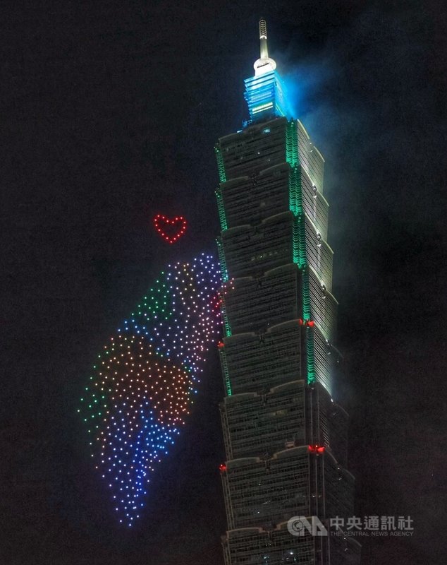 2025台北101國慶展演10日登場,以「Gen. TAIWAN.我們的時刻」為主題,結合煙火、無人機與大樓建築燈光與雷射光束,其中無人機秀一度在夜空中以繽紛光點描繪出台灣與愛心圖樣,完整演出長達12分鐘。中央社記者王飛華攝 114年10月10日