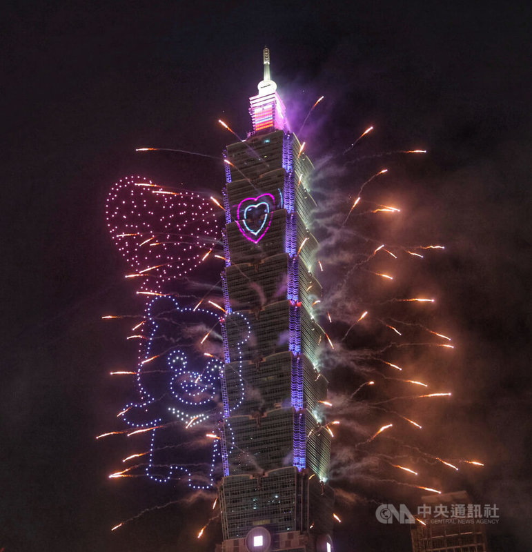2025台北101國慶展演與台北市政府共同合辦,10日晚間熱鬧登場,打造信義區史上首次無人機加上煙火雙重盛典,展演總長約12分鐘,過程中呈現北市吉祥物「熊讚」等特色元素。中央社記者王飛華攝 114年10月10日