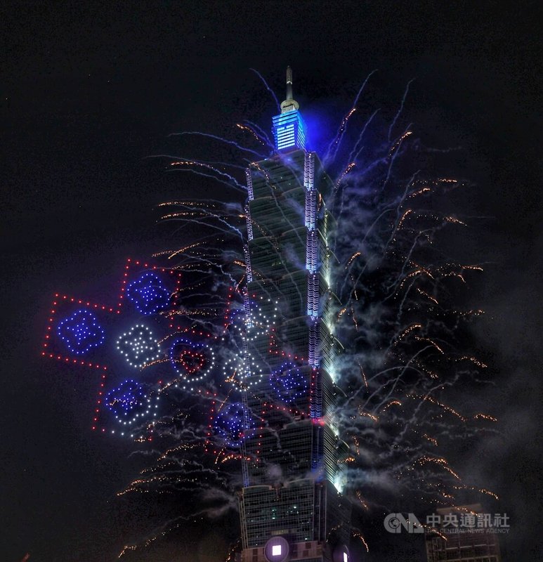 2025台北101國慶展演以「Gen. TAIWAN.我們的時刻」為主題,10日晚間熱鬧登場,結合煙火、無人機與大樓建築燈光與雷射光束演出,與全民一同歡慶雙十國慶,祝福中華民國114歲生日快樂。中央社記者王飛華攝 114年10月10日