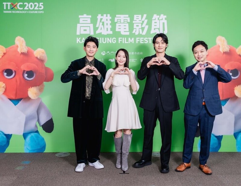 2025高雄電影節10日開跑,開幕片「九龍大眾浪漫」製片有澤亮哉(右起)、演員水上恒司、吉岡里帆及曾少宗合體出席,分享拍攝趣聞。(高雄電影節提供)中央社記者王心妤傳真 114年10月10日