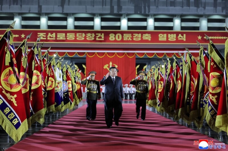 北韓紀念勞動黨成立80週年,北韓領導人金正恩親自督導軍事閱兵。(圖取自北韓通信社網頁kcna.kp)