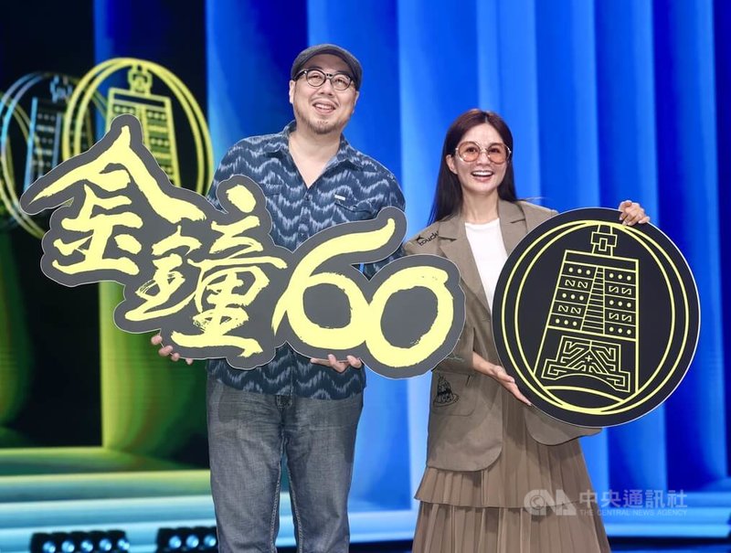 第60屆廣播金鐘獎頒獎典禮11日晚間在台北舉行,典禮由Joseph Lin林哲修(左)與吳怡霈(右)主持。中央社記者張皓安攝 114年10月11日