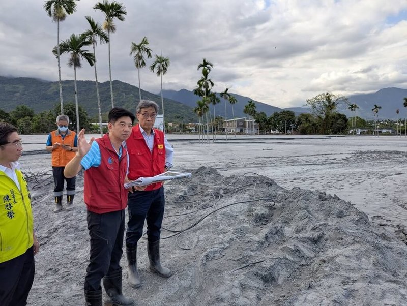 花蓮馬太鞍溪堰塞湖溢流釀災，災區農田大面積受損、灌溉系統也受到嚴重堵塞，農業部長陳駿季（右）11日到災區查看受損農田現況。（農業部提供）中央社記者吳欣紜傳真 114年10月11日