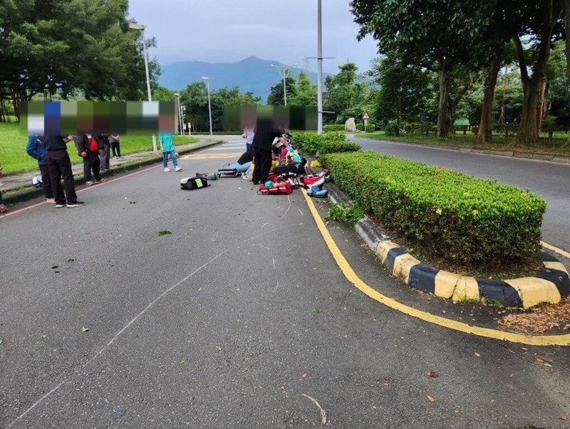 屏東科技大學11天內發生2起學生騎機車自摔死亡車禍,其中一起事故為邱姓男大生1日騎車行經孟祥體育館前學府路時,自摔後撞上分隔島,當場失去生命跡象。(內埔警分局提供)中央社記者黃郁菁傳真 114年10月11日