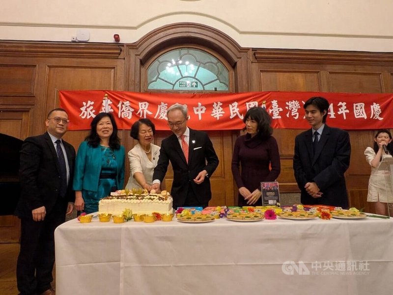 旅英僑界10日晚間在倫敦舉行國慶晚會,駐英國代表姚金祥(右3)、副代表江雅綺(右2)、英國台灣商會會長戴翌軒(右1)、駐英國代表處僑務組組長葉帝余(左1)、僑領聞頴(左3)和陳湘瑾(左2)出席,並一同切蛋糕慶祝。中央社記者陳韻聿倫敦攝 114年10月11日