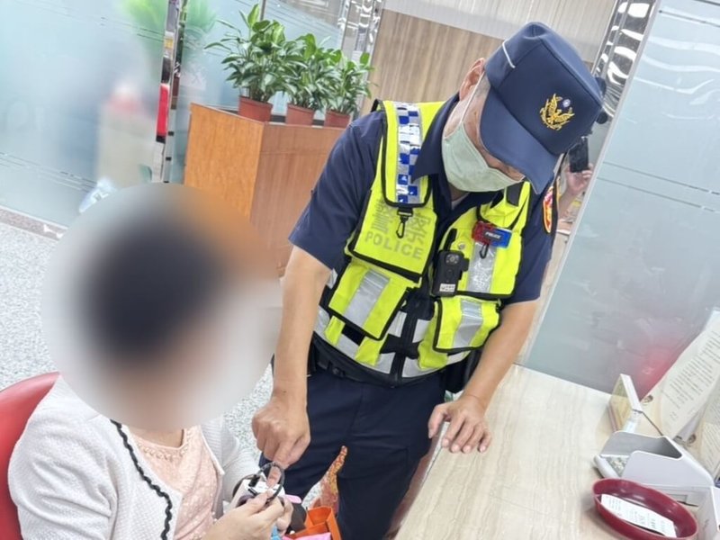 台中市有婦人2度到銀行匯款,欲購買中國藝人海外演唱會門票,但因匯款帳戶有異加票價不合行情,警方識破這是詐騙手法,即時攔阻。(民眾提供)中央社記者趙麗妍傳真 114年10月11日