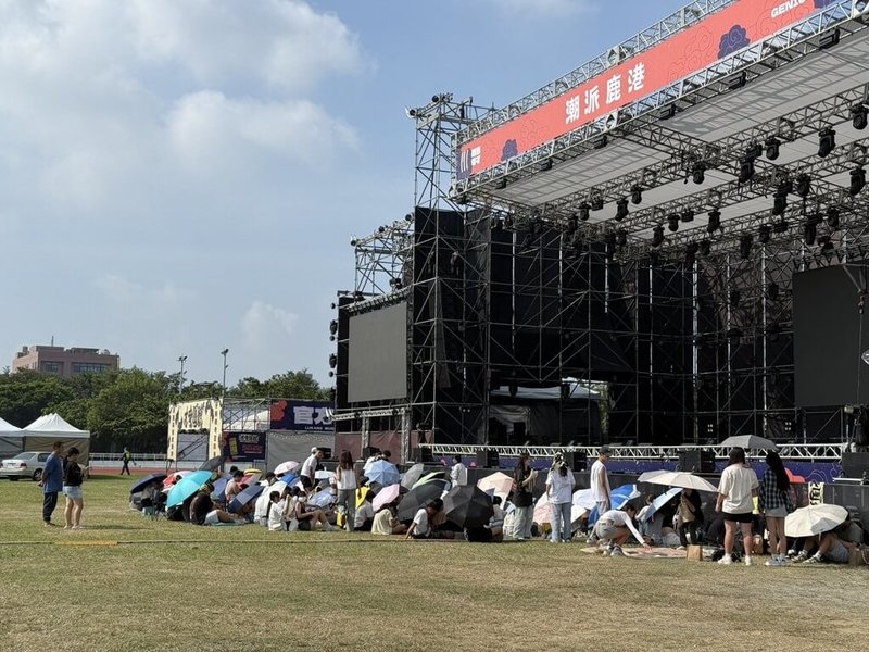 2025台灣設計展熱點活動「潮派鹿港」音樂祭11日起連續2天在鹿港體育場登場,11日上午已有熱情民眾提前到場卡位,期待晚間精彩演出。(彰化縣政府提供)中央社記者蕭博陽彰化縣傳真 114年10月11日